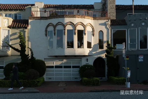 白色和棕色的混凝土建筑