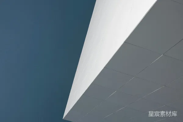 高清摄影 白天蓝天下的白色混凝土建筑
