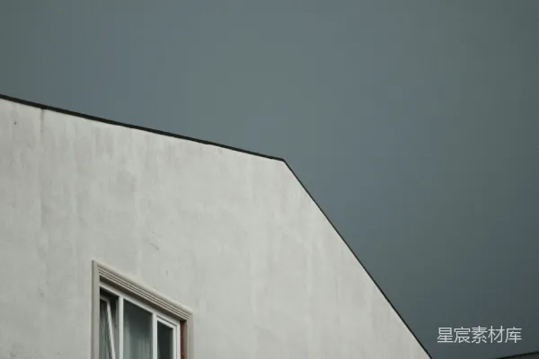 高清摄影 白天蓝天下的白色混凝土建筑