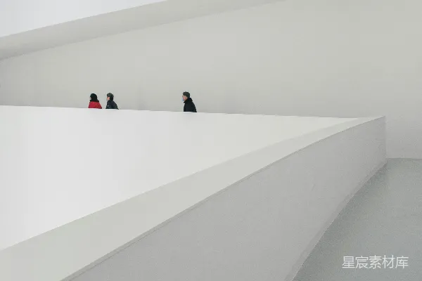 高清摄影 人们在白色混凝土建筑上行走