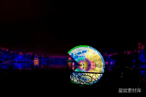 夜幕下的 Ferris 轮在黑暗中亮起