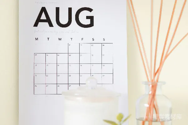 墙上的日历为8月日历