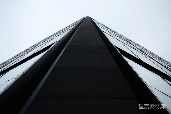 高清摄影 一座非常高大的建筑物，背景是蓝天。
