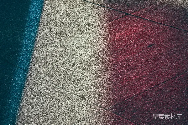 一个人影站在人行道上