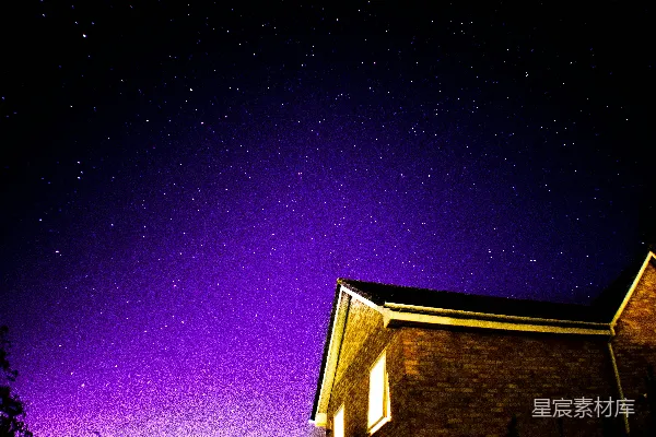 棕色二层小屋坐落在星空下。