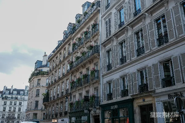 巴黎街区的街景，包括商店和汽车的建筑。