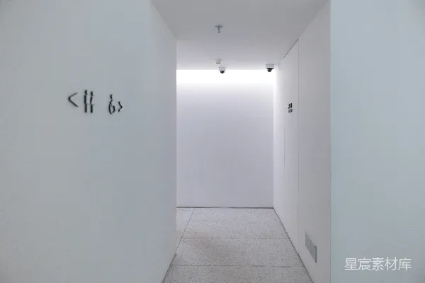 高清摄影 一条白色的走廊，墙上贴着黑色的数字。