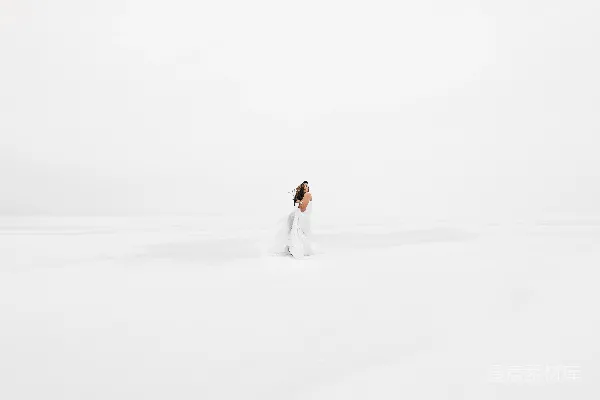 高清摄影 一个女人站在积雪覆盖的田野中央