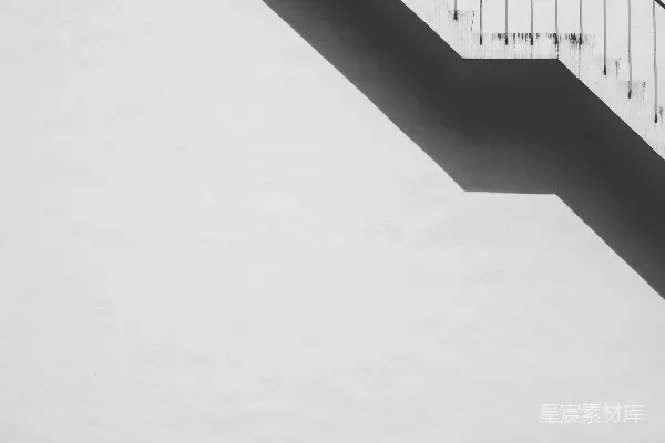高清摄影 一张黑白照片，显示了一段楼梯。