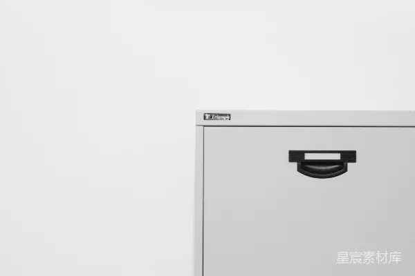 高清摄影 灰色金属储物柜在白色表面上