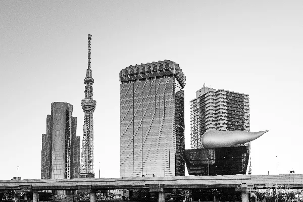 东京的 skyline 包括几座摩天大楼。