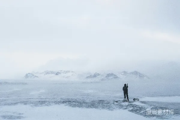 雪地里人的行走照片