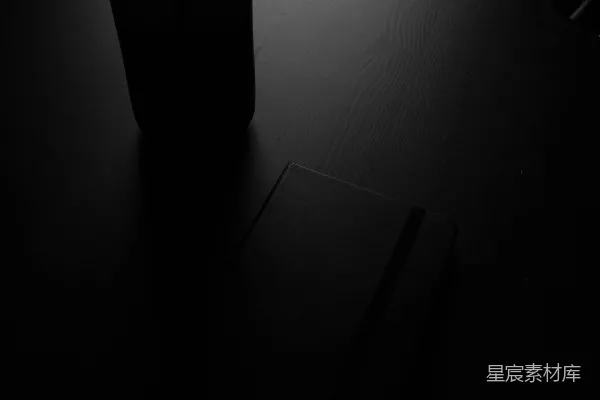高清摄影 黑白照片中的瓶子在桌子上