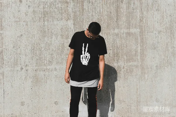高清摄影 一个男人站着，低头看着白天。