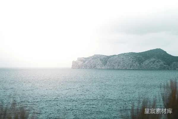 高清摄影 蓝色清澈的海水旁有岩石群。