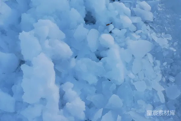 山侧大量的冰雪