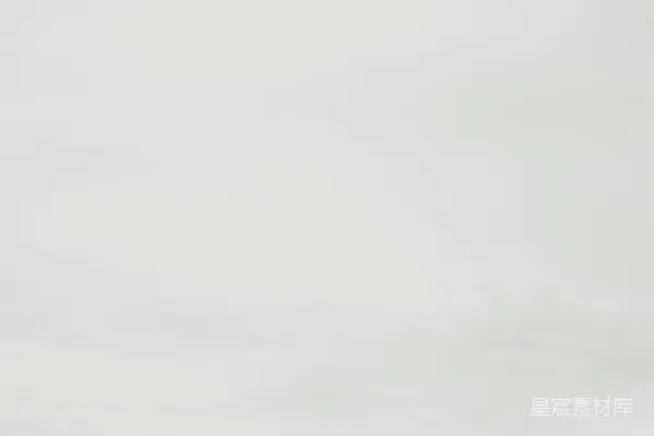 高清摄影 三个人在沙地上行走
