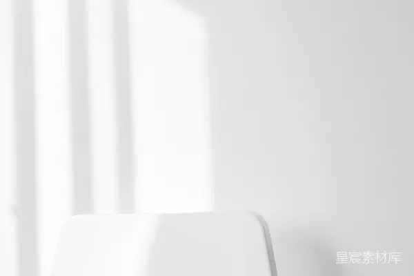 高清摄影 一把白色的椅子靠在白色的墙上。
