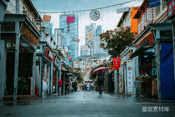 城市街道旁边有许多建筑物在背景中。