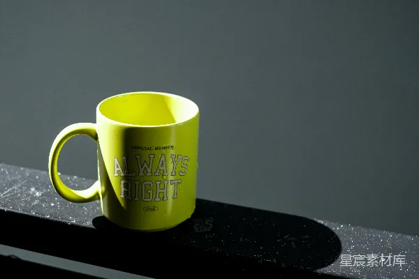 高清摄影 一只黄色的咖啡杯
