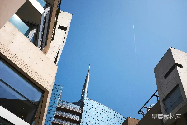 从地面看的一些建筑物的景象