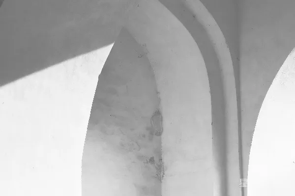 高清摄影 一张黑白色的照片，展示了一间有拱门的房间。