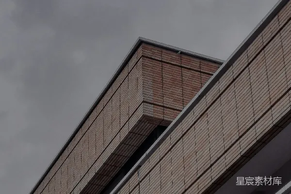 高清摄影 一座建筑在阴云密布的天空下