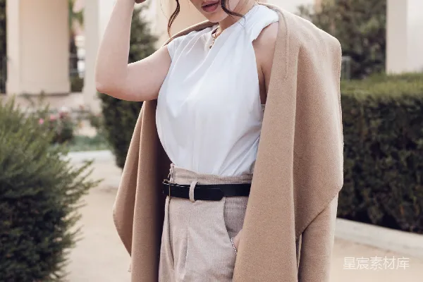 高清摄影 一个戴着帽子和穿着外套的女人