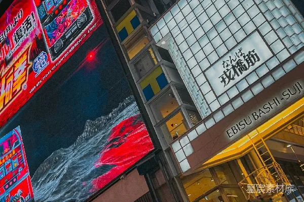 一座繁忙的城市街道，挤满了许多高大的建筑物。