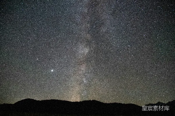 星夜中的山影