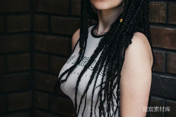 留着辫子的年轻女子戴着墨镜
