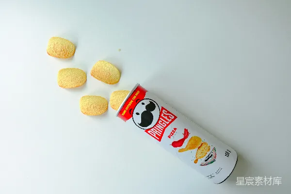 高清摄影 一罐通心粉奶酪放在白色表面上
