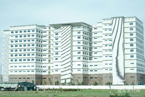 高清摄影 一座大型的白色建筑物坐落在郁郁葱葱的绿地上。