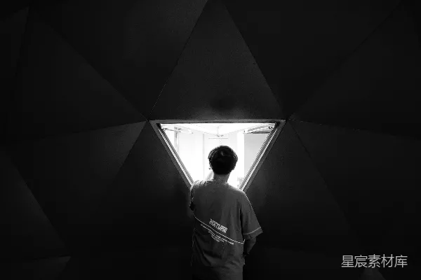 白衬衫男子站立的照片（黑白）