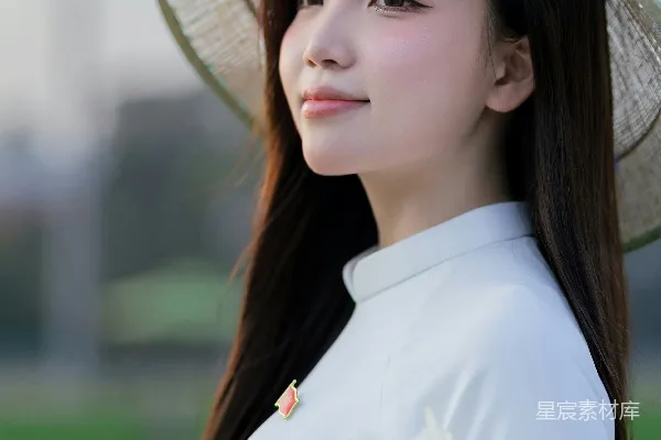 传统服饰穿着者户外姿态。