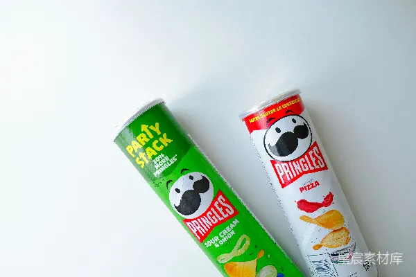 高清摄影 一管普瑞斯饼干旁边有一管薯片。