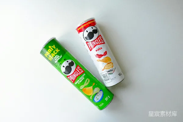 高清摄影 一支牙膏管和一支牙膏管相邻