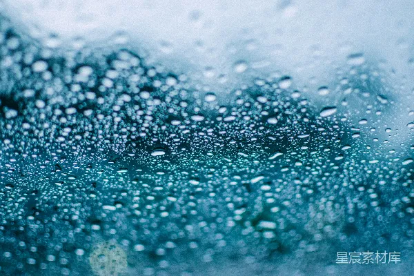 蓝表面上的水滴
