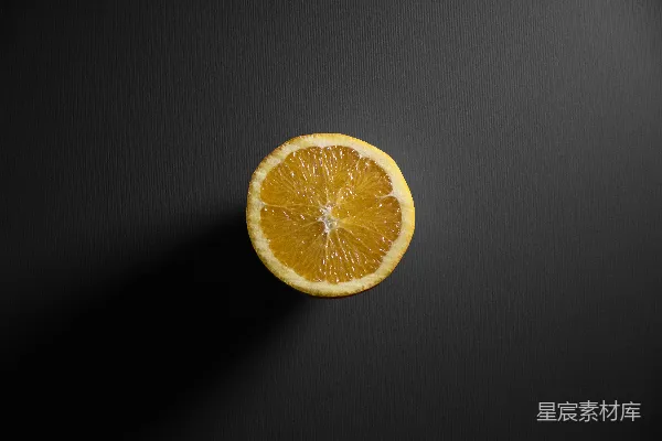 高清摄影 切片橙子水果放在黑色表面上