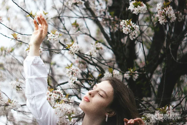 一个女人拿着一根树枝