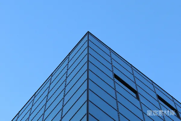 高清摄影 一座非常高大的建筑物，有许多窗户。