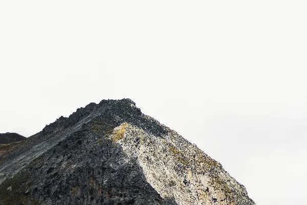 高清摄影 一座非常高的山，背景是天空。