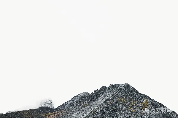高清摄影 一座高耸入云，覆盖着大量积雪的山峰