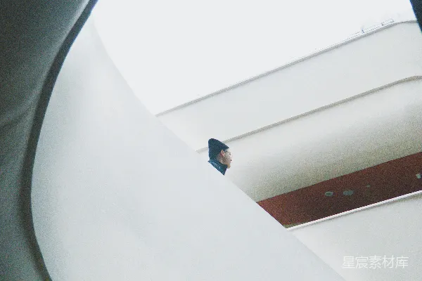 高清摄影 站在白色混凝土栏杆旁边的男人
