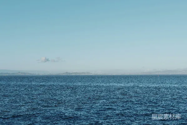 晴空下平静的蓝海洋
