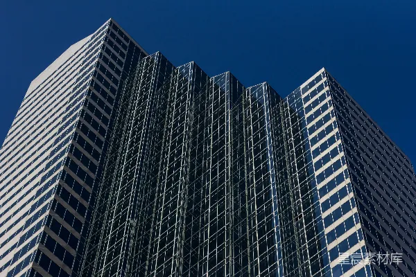 高清摄影 日间拍摄的幕墙建筑低角度照片