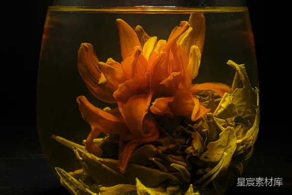 透明玻璃花瓶中盛放着黄色的花朵