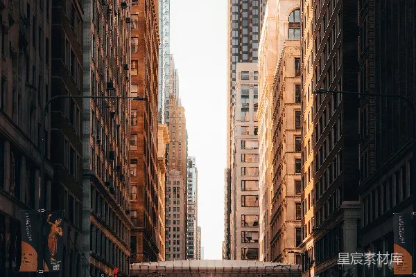 城市街道景象中高楼林立且有车辆通行。