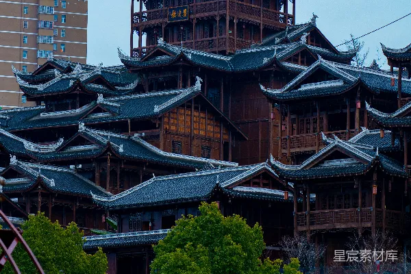 前面有一座带有钟楼的大楼。