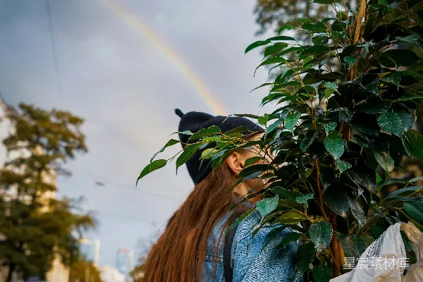 一个戴帽子并背着包的人在街道上